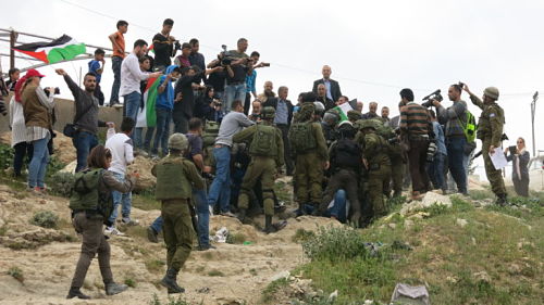 Quatre Palestiniens arrêtés pendant la Journée de la Terre à al-Khalil (vidéo)